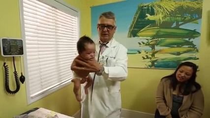 Лекар показва как да успокоим плачещо бебе