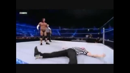 Cm Punk прави тръшване за лека нощ на съдия !!