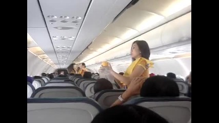 Малко танци в самолета!! 
