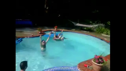 Ето така се влиза в басейна