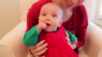 Млада двойка пренаписа и пее "jingle Bells" за първата Коледа на бебето си