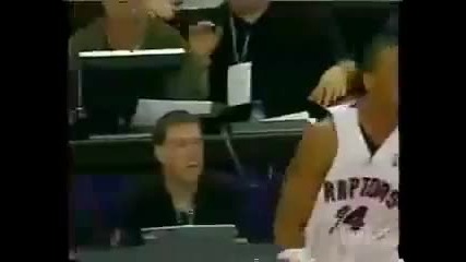 Vince Carter slaps Mo Peterson 