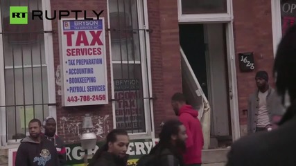 Димящи коли и обрани магазини след протестите в Балтимор