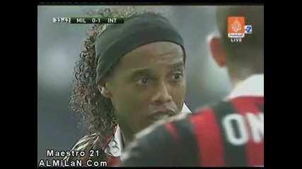 Съдията обърква картона на Ronaldinho