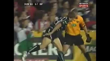 Играч се блъска в страничния съдия [never Challenge the Referee]