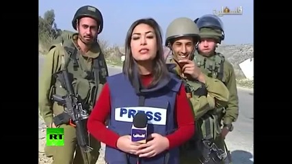 Как израелски войници провалят новините на живо на палестинска репортерка