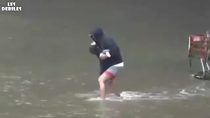 Мъж си лови риба от наводнение