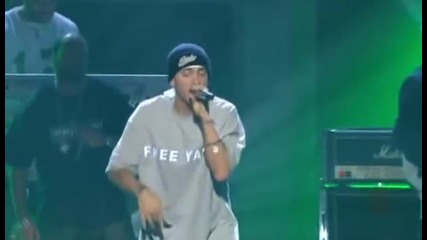 Eminem & Proof and The Roots - Lose Yourself (live 45 th Grammy Awards, 2003)