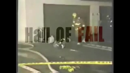 Пожарникар пада от стълба 