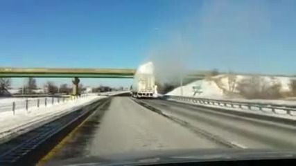 Как да изчистим снега от покрив на камион 