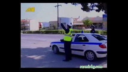 Смях: полицай спира моторист