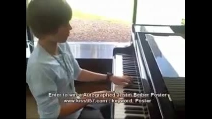Justin Bieber playing on the Piano! 