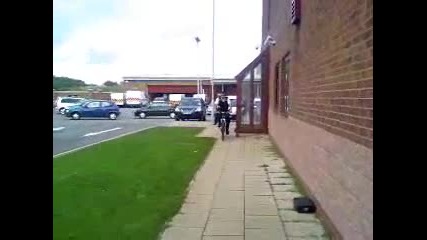 Полицай се претрепва с колело 