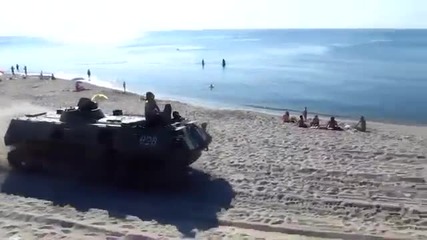 Луди руски военни с машини атакуват морският плаж!