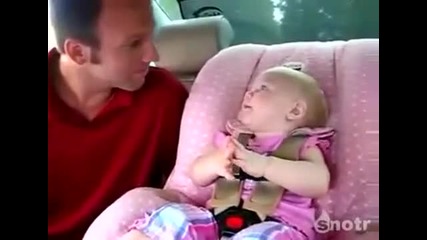 Бебе се кара на баща си