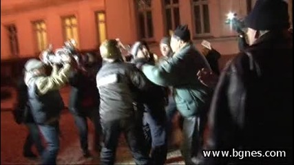 Хиляди скандират Бойко, отивай си, журналисти пострадаха