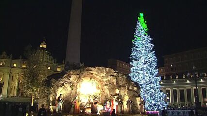 Грейнаха светлините на коледната елха във Ватикана (ВИДЕО)