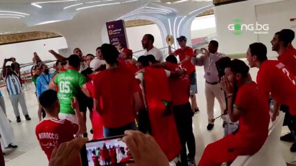 Радост, песни и танци на марокански фенове в метрото