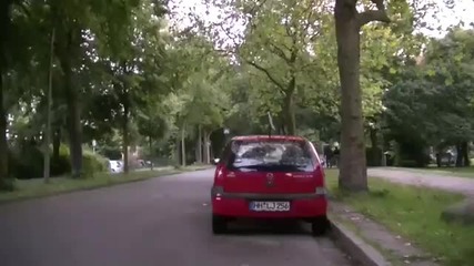 Този човек прескача кола! 