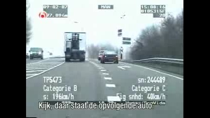 Porsche 911 tries to escape the police