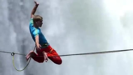Опасно ходене по въже над водопада Виктория