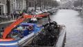 Почистване на канала от велосипеди в Амстердам .