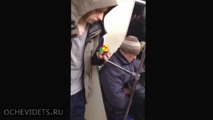 Самоук талант левичар реди " Рубик " кубче в метрото като магьосник е!