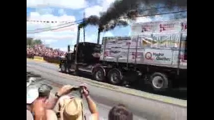 Гледайте едно лудо драг състезание с камиони! Тия хич не замърсяват въздуха!!!