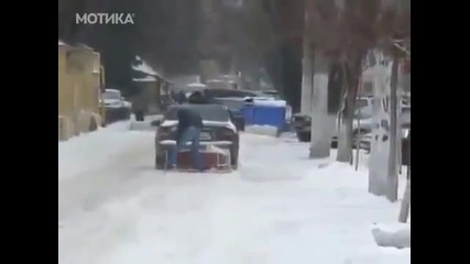 Как украинците почистват снега по улиците