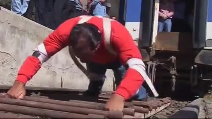 Мъж с огромна сила тегли 150 тонов влак
