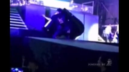 Justin Bieber атакуван от фен на концерта в Dubai !