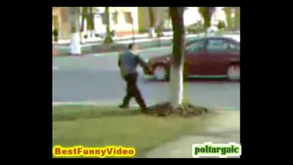Пиян руски мъж срещу дърво.не испускай да се посмееш. ;д 
