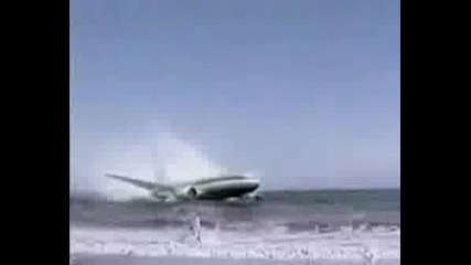 Невероятно Как докато си лежите на плажа да ви прелети огромен самолет над главата