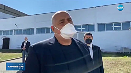 Премиерът Борисов на проверка как се шият предпазни маски и костюми