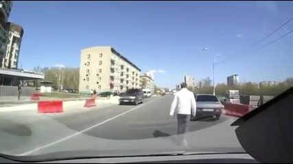 Ядосан баща скача на бой на шофьор, който за малко да блъсне семейството му на пешеходна пътека!