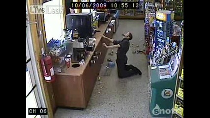 Смях! - Пиян пич танцува в супер маркета :d 