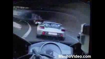 Bugatti Veyron vs Yamaha R1 - По Немски АУТОБАН а и една Carrera GT се включва !!!