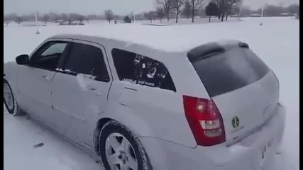 Ето как се чисти снега от кола с мощен бас