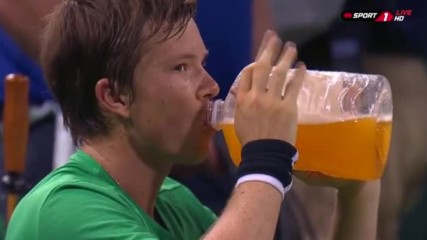 Тенисист изуми с гигантска бутилка
