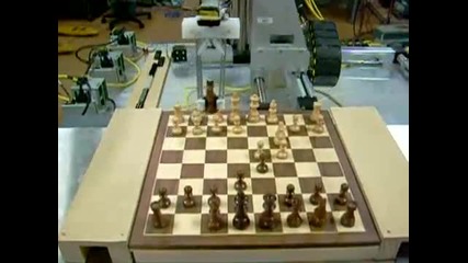 Японски робот играе футбол 