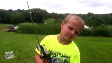 Малко дете показва отлични умения при стреляне с лък