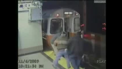 видео - Пияна жена на косъм да бъде прегазена от влак! 