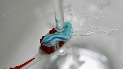 Какво означават знаците в края на тубичките на пастата за зъби?