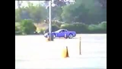 corvette минава през хора 