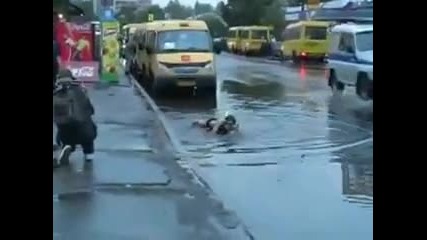 Ненормалник плува в улична локва 