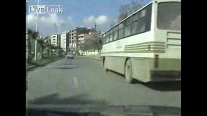 човек пада от автобус