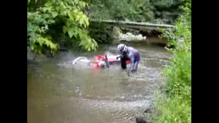 Идиот с мотор пада в реката 