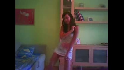 Яко Момиче Танцува.flv