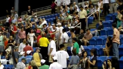Бой на Us Open, жена раздава правосъдие на трибуните