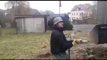 Внукът на Хитлер днес работи като обикновен строителен работник
